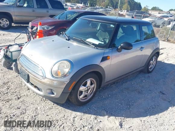2009 MINI Hardtop z VIN WMWMF33569TU72673, wystawiony jako IAAI lot #43517238 z przebiegiem 181 712 mil mil oraz . Historia ofert i sprzedaży dostępna na DreamBid. Obrazek 2.