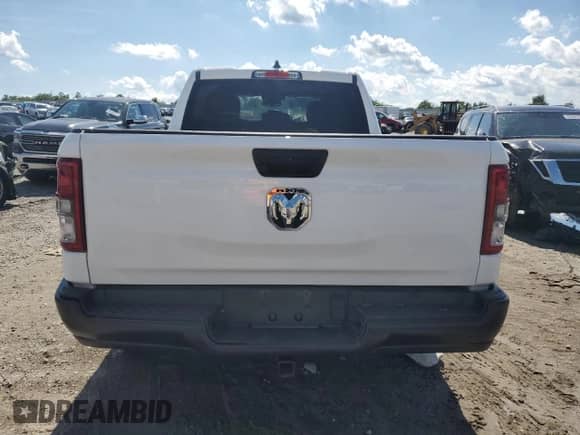 2024 Ram 1500 Tradesman z VIN 1C6RRECT8RN231817, wystawiony jako Copart lot #63057625 z przebiegiem 53 092 mil mil oraz Szkoda całkowita • Salvage title. Historia ofert i sprzedaży dostępna na DreamBid. Obrazek 6.