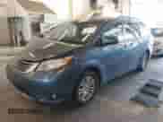 2016 Toyota Sienna XLE z VIN 5TDYK3DC9GS705230, wystawiony jako IAAI lot #42670448 z przebiegiem 62 614 mil mil oraz . Historia ofert i sprzedaży dostępna na DreamBid. Obrazek 2.