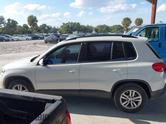 2015 Volkswagen Tiguan S with VIN WVGAV7AXXFW571961, listed as a IAAI auction lot 43537263 with 147,521 mi miles and . Bid and sale history available at DreamBid. Image 14.