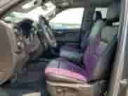 2024 Chevrolet Silverado 1500 Custom Trail Boss z VIN 3GCUDCE88RG346358, wystawiony jako Copart lot #68303935 z przebiegiem Nie podano mil oraz Szkoda całkowita • Salvage title. Historia ofert i sprzedaży dostępna na DreamBid. Obrazek 7.