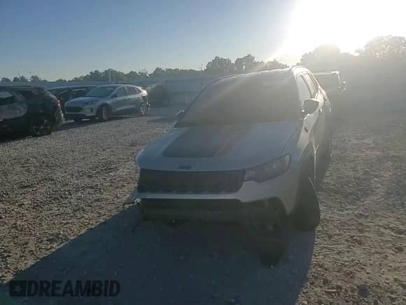 2022 Jeep Compass Trailhawk z VIN 3C4NJDDB1NT132457, wystawiony jako Copart lot #70521195 z przebiegiem 60 495 mil mil oraz Szkoda całkowita • Salvage title. Historia ofert i sprzedaży dostępna na DreamBid. Obrazek 14.