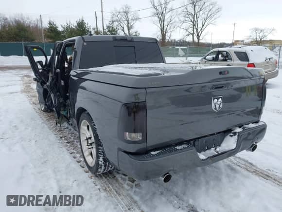 2018 Ram 1500 Sport z VIN 1C6RR6MT4JS127013, wystawiony jako IAAI lot #41628920 z przebiegiem 117 000 mil mil oraz . Historia ofert i sprzedaży dostępna na DreamBid. Obrazek 3.