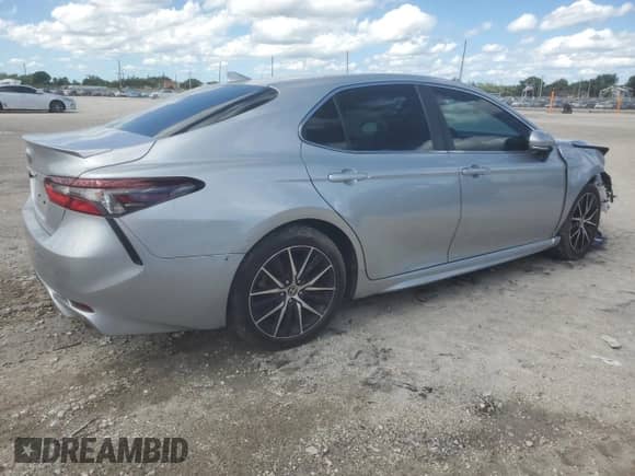 2022 Toyota Camry SE z VIN 4T1T11AK9NU638100, wystawiony jako Copart lot #86162685 z przebiegiem 73 268 mil mil oraz Szkoda całkowita • Salvage title. Historia ofert i sprzedaży dostępna na DreamBid. Obrazek 3.