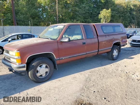 1998 Chevrolet Silverado 1500 z VIN 1GCEK19R6WE108741, wystawiony jako Copart lot #84901375 z przebiegiem 245 863 mil mil oraz Szkoda całkowita • Salvage title. Historia ofert i sprzedaży dostępna na DreamBid. Obrazek 1.