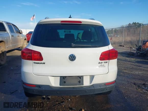 2014 Volkswagen Tiguan SEL with VIN WVGAV3AX8EW538318, listed as a IAAI auction lot 41277703 with 130,827 mi miles and . Bid and sale history available at DreamBid. Image 16.