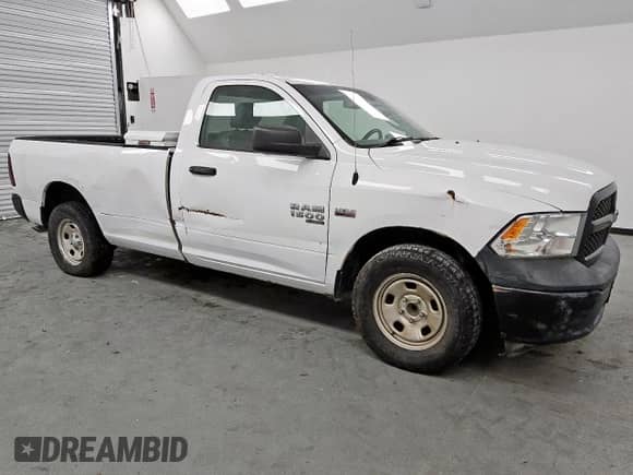 2019 Ram 1500 Tradesman z VIN 3C6JR6DTXKG509987, wystawiony jako Copart lot #80923105 z przebiegiem 199 654 mil mil oraz Czysty tytuł • Clean title. Historia ofert i sprzedaży dostępna na DreamBid. Obrazek 4.