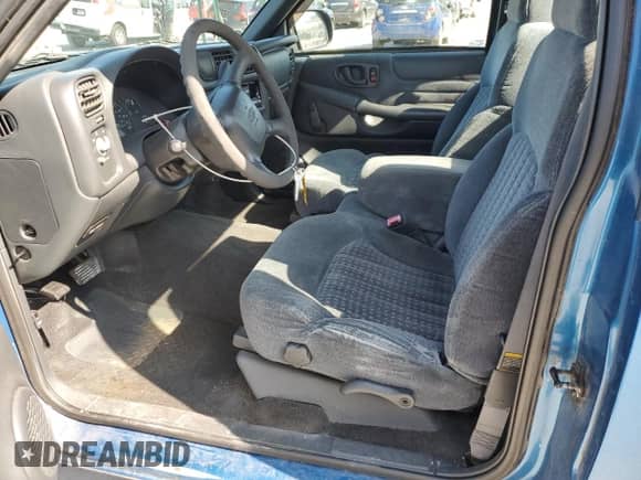 2000 Chevrolet S-10 с VIN 1GCCS1444Y8114378, выставлен на аукционе Copart как лот 71546755 с пробегом 141 507 миль миль и Списание • Salvage title. История ставок и продаж доступна на DreamBid. Изображение 7.
