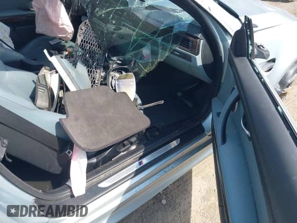 2011 BMW M3 z VIN WBSDX9C51BE399444, wystawiony jako IAAI lot #42712191 z przebiegiem Nie podano mil oraz . Historia ofert i sprzedaży dostępna na DreamBid. Obrazek 5.