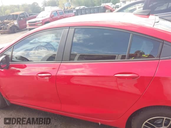 2018 Chevrolet Cruze LS z VIN 1G1BC5SM2J7239614, wystawiony jako IAAI lot #43178427 z przebiegiem 74 101 mil mil oraz . Historia ofert i sprzedaży dostępna na DreamBid. Obrazek 14.