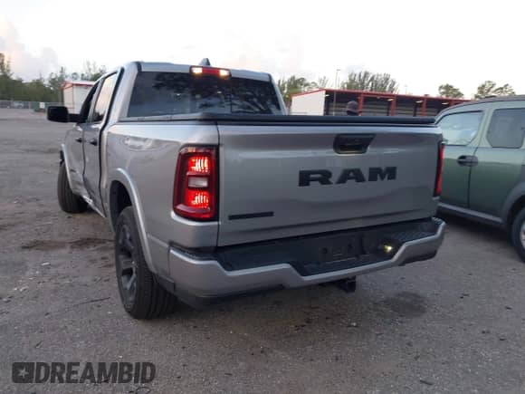 2025 Ram 1500 Big Horn z VIN 1C6RREFG9SN527515, wystawiony jako IAAI lot #41952115 z przebiegiem 8 009 mil mil oraz . Historia ofert i sprzedaży dostępna na DreamBid. Obrazek 12.