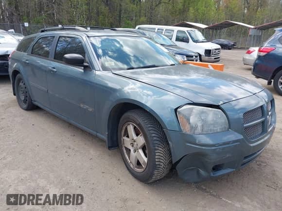 2005 Dodge Magnum SXT with VIN 2D4GZ48V15H647072, listed as a IAAI auction lot 42037095 with 187,904 mi miles and . Bid and sale history available at DreamBid. Image 1.