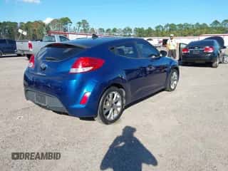 2016 Hyundai Veloster z VIN KMHTC6AD7GU285495, wystawiony jako IAAI lot #43461787 z przebiegiem 152 557 mil mil oraz . Historia ofert i sprzedaży dostępna na DreamBid. Obrazek 4.