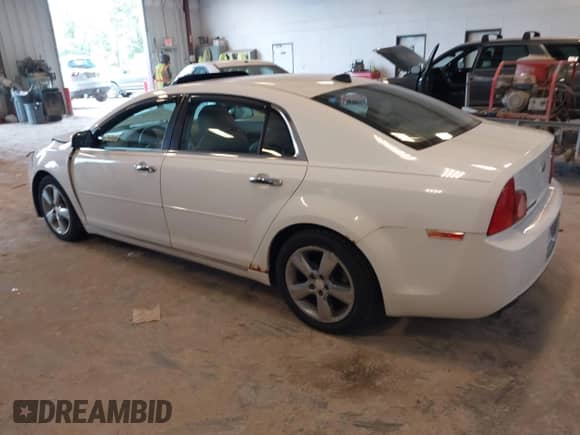 2012 Chevrolet Malibu 2LT z VIN 1G1ZD5E06CF141408, wystawiony jako IAAI lot #43165579 z przebiegiem 128 671 mil mil oraz . Historia ofert i sprzedaży dostępna na DreamBid. Obrazek 3.