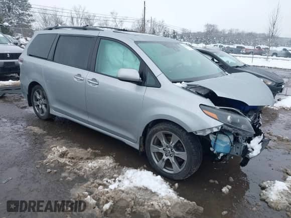 2020 Toyota Sienna SE z VIN 5TDXZ3DCXLS050058, wystawiony jako IAAI lot #41538623 z przebiegiem 120 245 mil mil oraz . Historia ofert i sprzedaży dostępna na DreamBid. Obrazek 1.