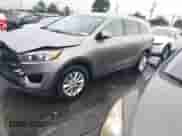 2017 Kia Sorento LX z VIN 5XYPG4A34HG298309, wystawiony jako IAAI lot #43013503 z przebiegiem 150 581 mil mil oraz . Historia ofert i sprzedaży dostępna na DreamBid. Obrazek 17.