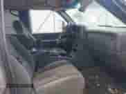 2002 Chevrolet Silverado 1500HD LS z VIN 1GCGK13U52F227116, wystawiony jako IAAI lot #42382447 z przebiegiem 305 548 mil mil oraz . Historia ofert i sprzedaży dostępna na DreamBid. Obrazek 5.