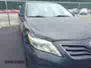 2011 Toyota Camry LE z VIN 4T1BF3EK6BU196035, wystawiony jako IAAI lot #42936473 z przebiegiem 324 817 mil mil oraz . Historia ofert i sprzedaży dostępna na DreamBid. Obrazek 13.