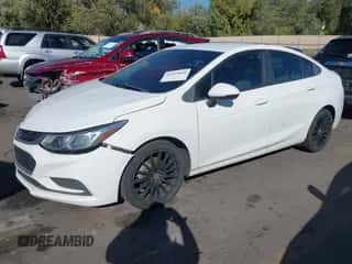 2016 Chevrolet Cruze LS z VIN 1G1BC5SM0G7316683, wystawiony jako IAAI lot #43419660 z przebiegiem 126 171 mil mil oraz . Historia ofert i sprzedaży dostępna na DreamBid. Obrazek 2.