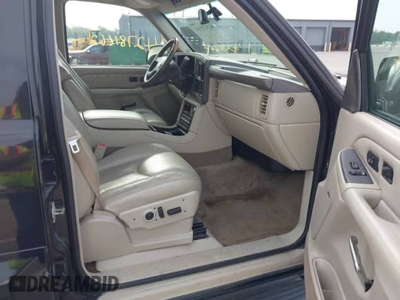2004 Cadillac Escalade z VIN 1GYEK63N14R219216, wystawiony jako IAAI lot #42781662 z przebiegiem 208 145 mil mil oraz . Historia ofert i sprzedaży dostępna na DreamBid. Obrazek 5.