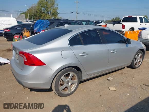 2012 Volvo S60 T5 с VIN YV1622FS2C2021170, выставлен на аукционе IAAI как лот 43240549 с пробегом 147 125 миль миль и . История ставок и продаж доступна на DreamBid. Изображение 4.