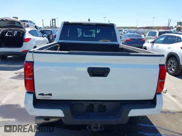 2024 Toyota Tacoma SR5 z VIN 3TYLB5JN4RT009863, wystawiony jako IAAI lot #42649041 z przebiegiem 8 360 mil mil oraz . Historia ofert i sprzedaży dostępna na DreamBid. Obrazek 16.