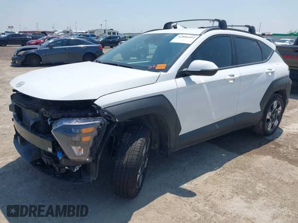 2025 Hyundai Kona SEL Convenience z VIN KM8HC3AB6SU234923, wystawiony jako IAAI lot #42886602 z przebiegiem Nie podano mil oraz . Historia ofert i sprzedaży dostępna na DreamBid. Obrazek 2.