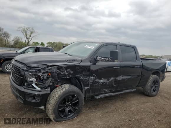 2021 Ram 1500 Big Horn z VIN 1C6SRFMT1MN774182, wystawiony jako Copart lot #54378115 z przebiegiem 63 627 mil mil oraz Szkoda całkowita • Salvage title. Historia ofert i sprzedaży dostępna na DreamBid. Obrazek 1.