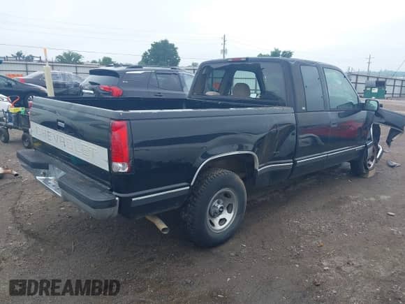 1997 Chevrolet Silverado 1500 z VIN 1GCEC19W5VE263332, wystawiony jako IAAI lot #42400176 z przebiegiem 141 078 mil mil oraz . Historia ofert i sprzedaży dostępna na DreamBid. Obrazek 4.