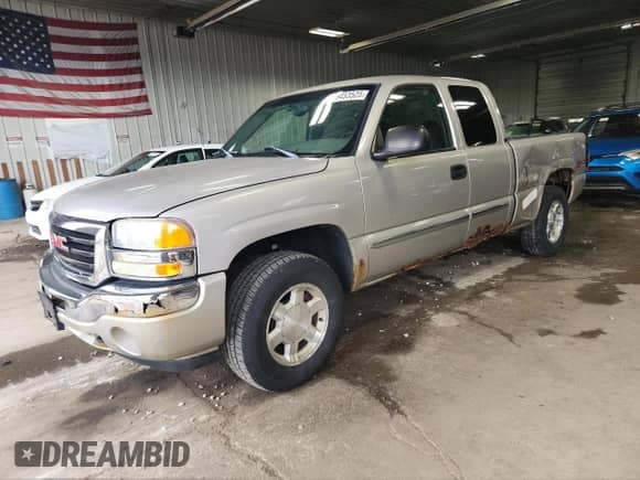 2005 GMC Sierra 1500 SLT z VIN 2GTEK19B551275045, wystawiony jako Copart lot #69453525 z przebiegiem 134 540 mil mil oraz Czysty tytuł • Clean title. Historia ofert i sprzedaży dostępna na DreamBid. Obrazek 1.