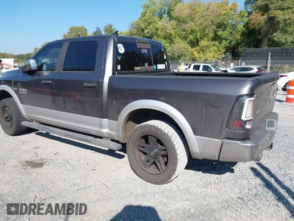 2015 Ram 1500 Laramie z VIN 1C6RR7NT5FS537704, wystawiony jako IAAI lot #43221296 z przebiegiem 193 037 mil mil oraz . Historia ofert i sprzedaży dostępna na DreamBid. Obrazek 3.