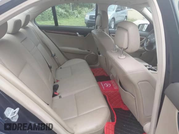 2011 Mercedes-Benz C 300 Sport z VIN WDDGF8BB6BR145896, wystawiony jako Copart lot #84426195 z przebiegiem 113 547 mil mil oraz Czysty tytuł • Clean title. Historia ofert i sprzedaży dostępna na DreamBid. Obrazek 6.