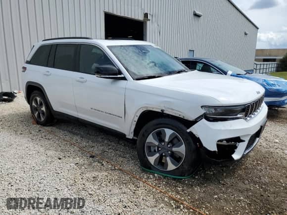 2024 Jeep Grand Cherokee with VIN 1C4RJYB66RC120496, listed as a Copart auction lot 80397215 with 43,275 mi miles and Clean title. Bid and sale history available at DreamBid. Image 4.