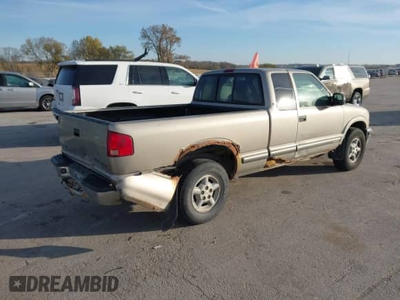 2003 Chevrolet S-10 LS with VIN 1GCDT19X938169809, listed as a IAAI auction lot 43540785 with 244,824 mi miles and . Bid and sale history available at DreamBid. Image 4.