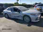 2021 Toyota Camry LE z VIN 4T1C11AK0MU469339, wystawiony jako Copart lot #69966615 z przebiegiem 115 084 mil mil oraz Szkoda całkowita • Salvage title. Historia ofert i sprzedaży dostępna na DreamBid. Obrazek 4.