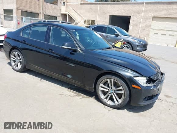 2014 BMW 3 Series 335i xDrive z VIN WBA3B9C55EF588465, wystawiony jako IAAI lot #42164674 z przebiegiem 178 731 mil mil oraz . Historia ofert i sprzedaży dostępna na DreamBid. Obrazek 1.