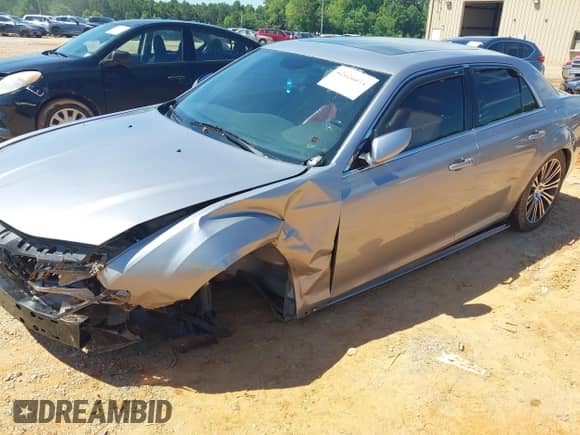 2013 Chrysler 300 S с VIN 2C3CCABT2DH686744, выставлен на аукционе IAAI как лот 42626891 с пробегом 105 121 миль миль и . История ставок и продаж доступна на DreamBid. Изображение 17.