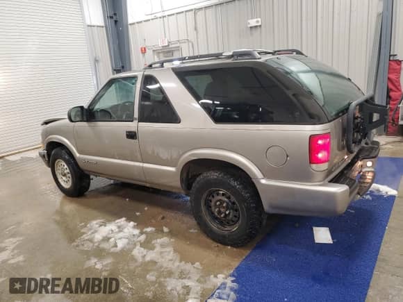 2001 Chevrolet Blazer LS z VIN 1GNCT18WX1K102325, wystawiony jako Copart lot #45460265 z przebiegiem 190 351 mil mil oraz Czysty tytuł • Clean title. Historia ofert i sprzedaży dostępna na DreamBid. Obrazek 2.