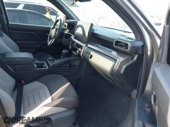 2025 Toyota Tacoma SR5 z VIN 3TMKB5FN4SM025034, wystawiony jako IAAI lot #43362553 z przebiegiem 16 757 mil mil oraz . Historia ofert i sprzedaży dostępna na DreamBid. Obrazek 5.