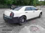 2005 Chrysler 300 300 z VIN 2C3JA43R05H645225, wystawiony jako IAAI lot #42354847 z przebiegiem 234 481 mil mil oraz . Historia ofert i sprzedaży dostępna na DreamBid. Obrazek 4.