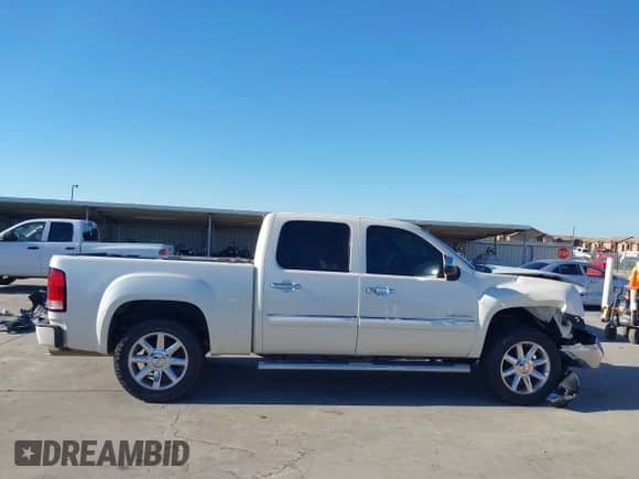 2013 GMC Sierra 1500 Denali z VIN 3GTP2XE24DG345268, wystawiony jako IAAI lot #43357777 z przebiegiem 168 765 mil mil oraz . Historia ofert i sprzedaży dostępna na DreamBid. Obrazek 13.