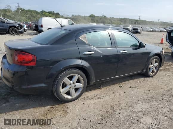2013 Dodge Avenger SE z VIN 1C3CDZAB4DN702440, wystawiony jako Copart lot #81682605 z przebiegiem 147 918 mil mil oraz Czysty tytuł • Clean title. Historia ofert i sprzedaży dostępna na DreamBid. Obrazek 3.