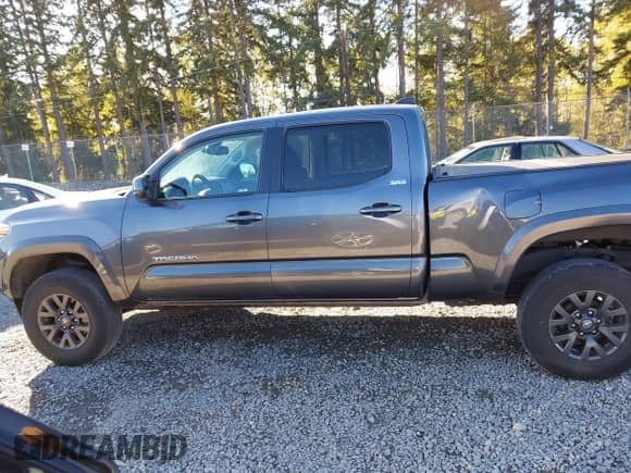 2021 Toyota Tacoma SR5 z VIN 3TMDZ5BN4MM106371, wystawiony jako IAAI lot #43451030 z przebiegiem 47 236 mil mil oraz . Historia ofert i sprzedaży dostępna na DreamBid. Obrazek 14.