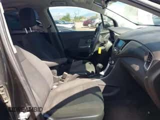 2022 Chevrolet Trax LS с VIN KL7CJKSMXNB527803, выставлен на аукционе IAAI как лот 43131072 с пробегом 43 086 миль миль и . История ставок и продаж доступна на DreamBid. Изображение 5.