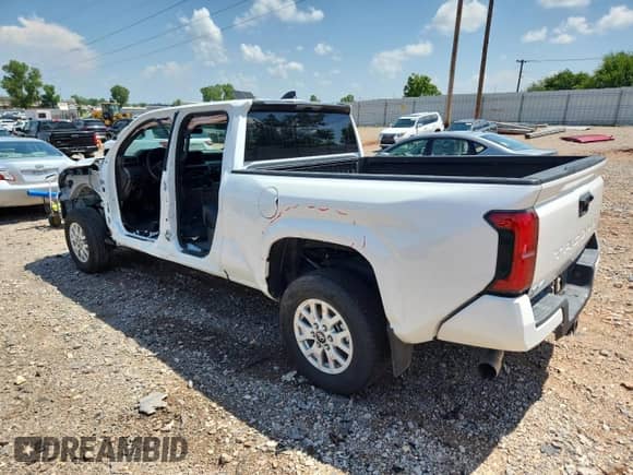 2024 Toyota Tacoma SR5 с VIN 3TYLB5JN6RT040080, выставлен на аукционе Copart как лот 63592565 с пробегом 7 596 миль миль и Списание • Salvage title. История ставок и продаж доступна на DreamBid. Изображение 2.
