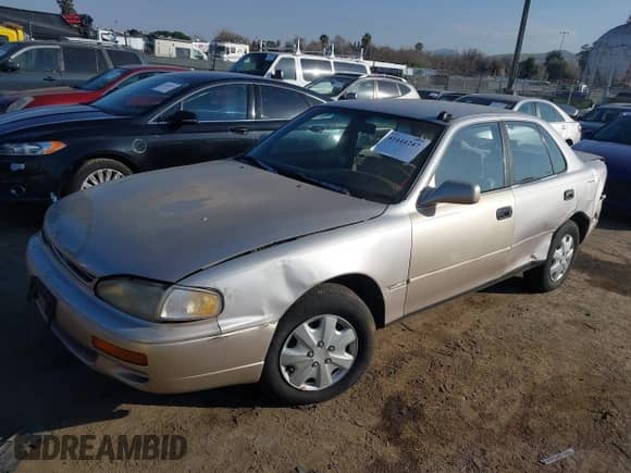 1996 Toyota Camry DX z VIN 4T1BG12K4TU818638, wystawiony jako IAAI lot #41444247 z przebiegiem 348 830 mil mil oraz . Historia ofert i sprzedaży dostępna na DreamBid. Obrazek 2.