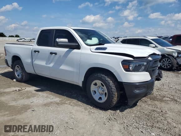 2024 Ram 1500 Tradesman z VIN 1C6RRECT8RN231817, wystawiony jako Copart lot #63057625 z przebiegiem 53 092 mil mil oraz Szkoda całkowita • Salvage title. Historia ofert i sprzedaży dostępna na DreamBid. Obrazek 4.