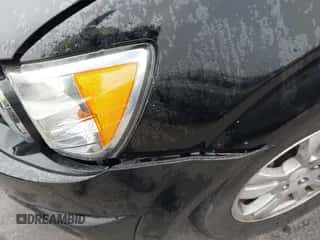 2012 Chevrolet Sonic LS z VIN 1G1JA5SH9C4112545, wystawiony jako IAAI lot #43349124 z przebiegiem 168 335 mil mil oraz . Historia ofert i sprzedaży dostępna na DreamBid. Obrazek 6.