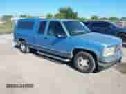 1996 GMC Sierra 1500 z VIN 2GTEC19M9T1527701, wystawiony jako IAAI lot #43289683 z przebiegiem 297 195 mil mil oraz . Historia ofert i sprzedaży dostępna na DreamBid. Obrazek 1.
