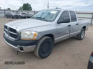 2006 Dodge 1500 SLT z VIN 1D7HA18N56S630847, wystawiony jako IAAI lot #43395104 z przebiegiem 287 375 mil mil oraz . Historia ofert i sprzedaży dostępna na DreamBid. Obrazek 2.